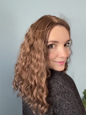 Volumateur capillaire Kate en cheveux bouclés pour alopécie androgénétique, cheveux fins et clairsemé, manque de volume. Solution idéale pour perte de cheveux.