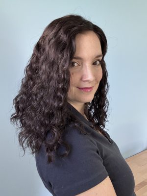 Topper de cabello castaño oscuro rizado en cabello natural. Ideal para alopecia, cabello fino y escaso o falta de densidad.