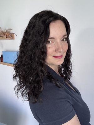 Topper de cabello castaño oscuro rizado en cabello natural. Ideal para alopecia, cabello fino y escaso o falta de densidad.