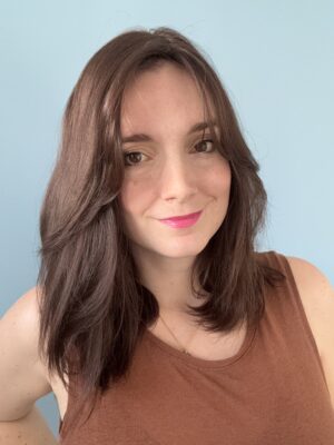 Perruque Kate en cheveux européens vierges. Idéale pour alopécie totale, androgénétique, cheveux fins et clairsemés.