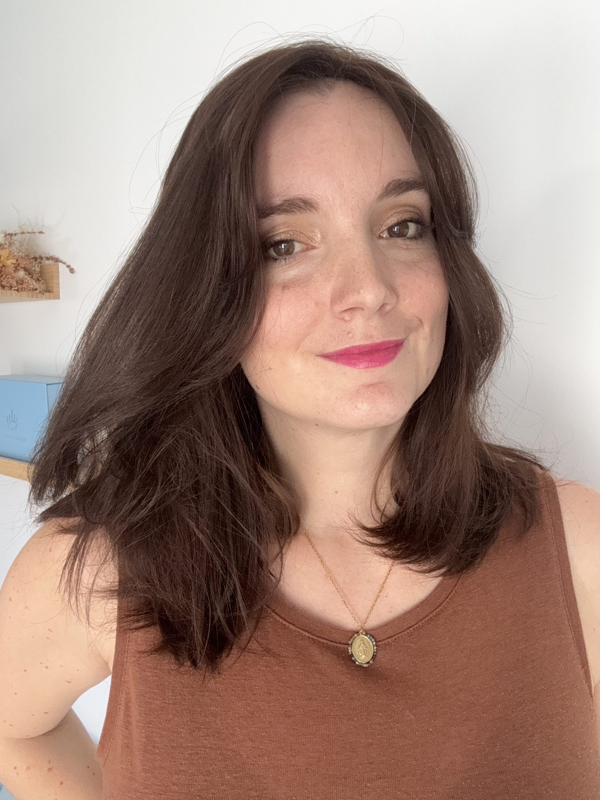 Parrucca Kate in capelli europei vergini. Ideale per alopecia totale, androgenetica, capelli fini e diradati.