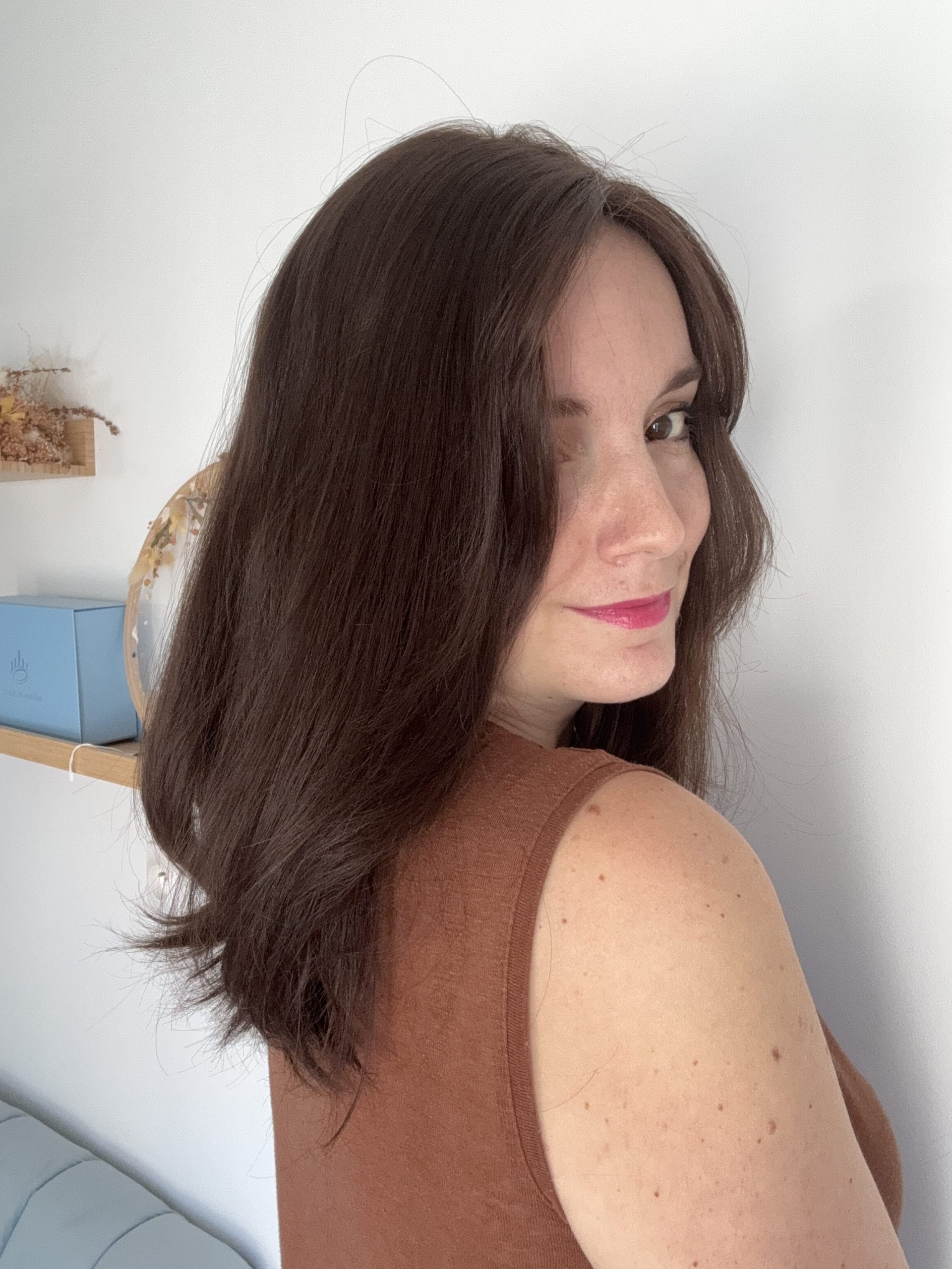 Parrucca Kate in capelli europei vergini. Ideale per alopecia totale, androgenetica, capelli fini e diradati.
