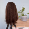 Perruque Kate en cheveux européens vierges. Idéale pour alopécie totale, androgénétique, cheveux fins et clairsemés.