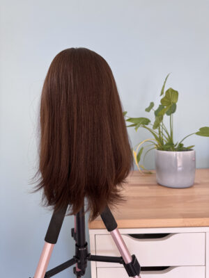 Perruque Kate en cheveux européens vierges. Idéale pour alopécie totale, androgénétique, cheveux fins et clairsemés.