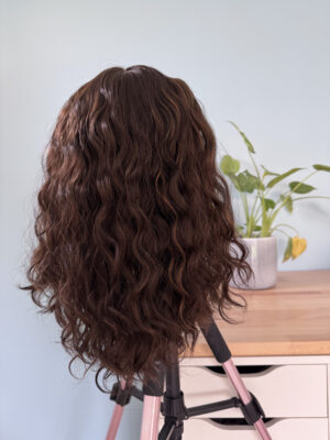 Volumateur capillaire Katie chatain foncé bouclé pour alopécie, cheveux fins et clairsemés. Solution perte de cheveux.