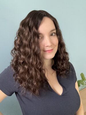 Volumateur capillaire Katie chatain foncé bouclé pour alopécie, cheveux fins et clairsemés. Solution perte de cheveux.