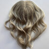 Le volumateur capillaire Blake est en cheveux naturels. C'est un sublime blond clair de Blake Lively.