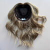 Le volumateur capillaire Blake est en cheveux naturels. C'est un sublime blond clair de Blake Lively.