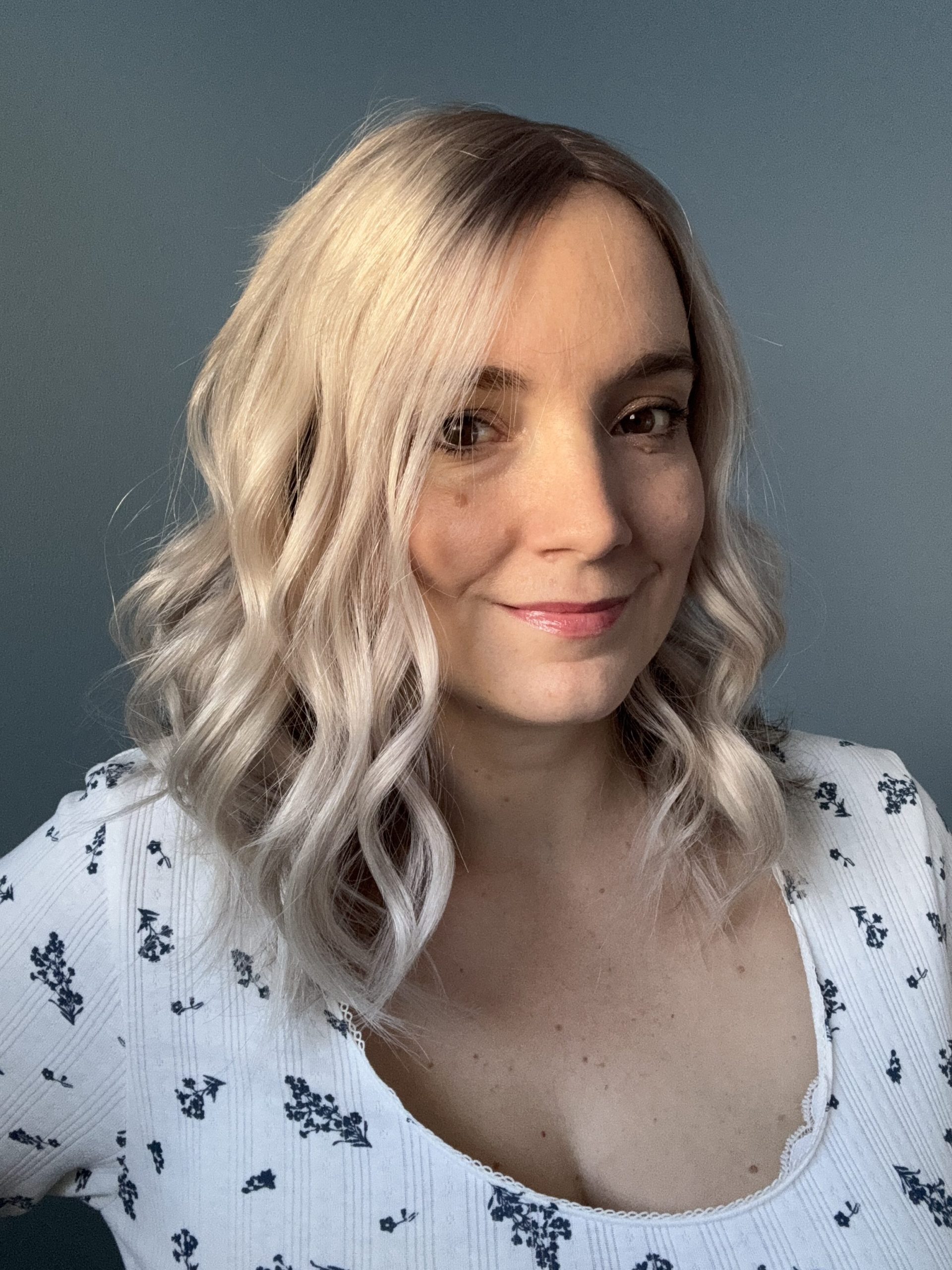 Toupet in lace per capelli bianchi argentati polari. Soluzione per capelli fini, diradati e alopecia androgenetica.