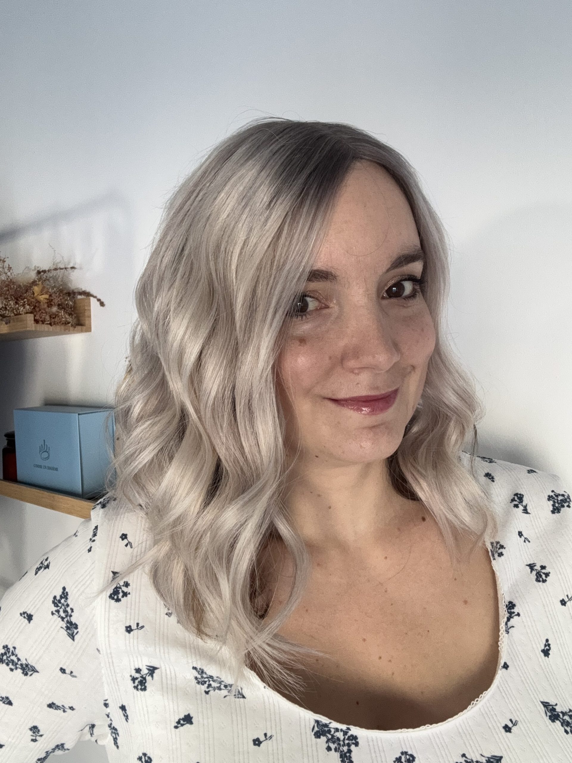 Toupet in lace per capelli bianchi argentati polari. Soluzione per capelli fini, diradati e alopecia androgenetica.