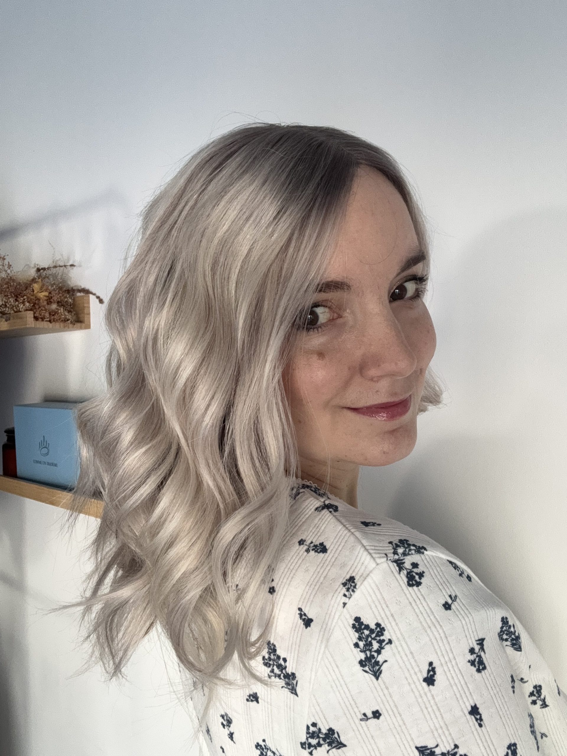 Toupet in lace per capelli bianchi argentati polari. Soluzione per capelli fini, diradati e alopecia androgenetica.