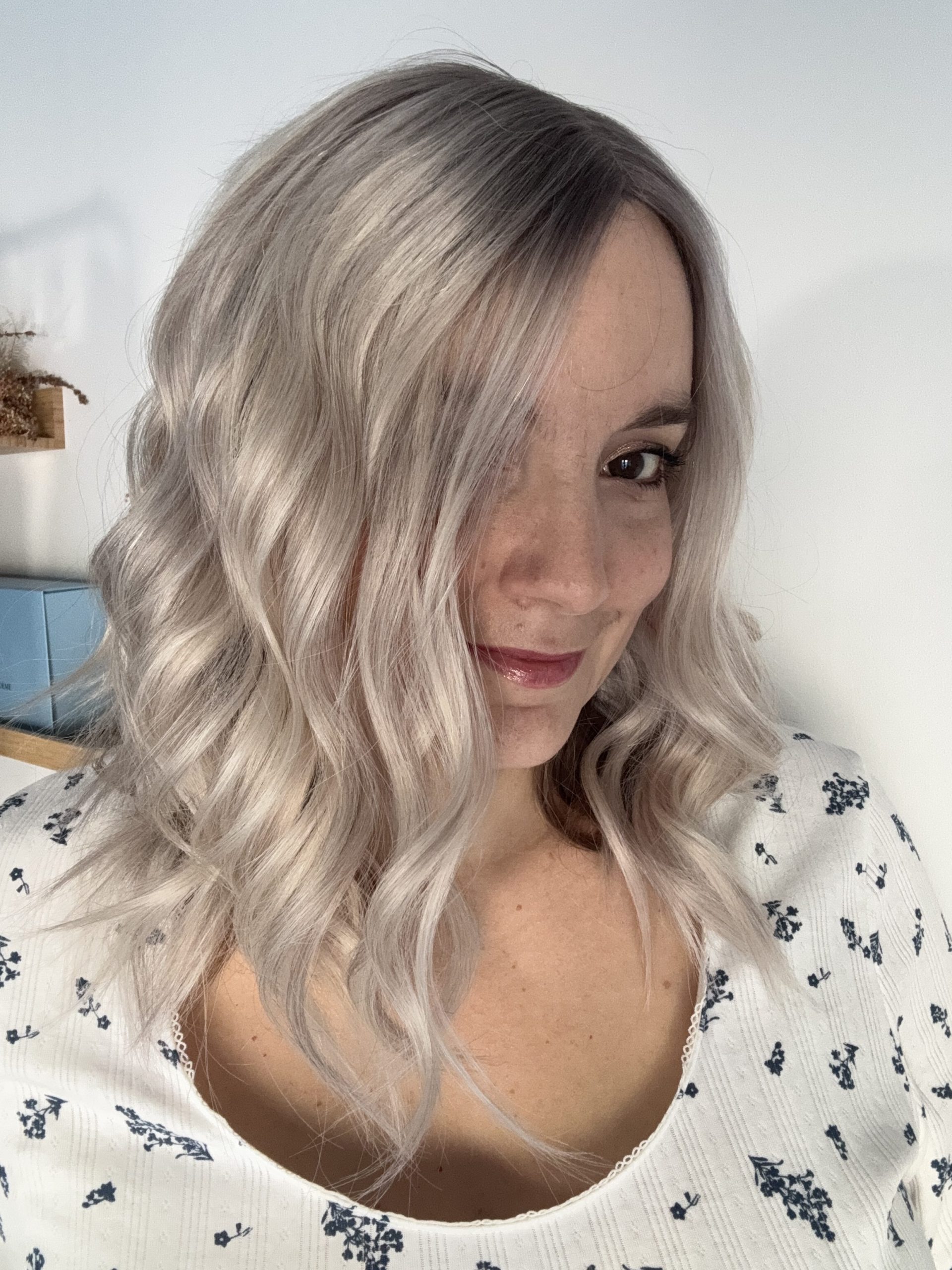 Toupet in lace per capelli bianchi argentati polari. Soluzione per capelli fini, diradati e alopecia androgenetica.