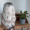 Volumateur capillaire en cheveux gris pour densifier la chevelure en cas d'alopécie androgénétique ou perte de densité