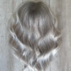 Volumateur capillaire en cheveux gris pour densifier la chevelure en cas d'alopécie androgénétique ou perte de densité