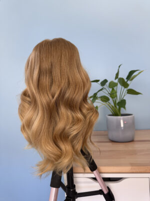 Volumateur capillaire Sophie en cheveux européens vierges.