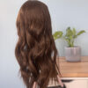 Volumateur capillaire Kate en cheveux chatains européens. Solution en cheveux naturel pour perte de densité, chute de cheveux ou alopécie androgénétique.