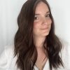 Volumateur capillaire Kate en cheveux chatains européens. Solution en cheveux naturel pour perte de densité, chute de cheveux ou alopécie androgénétique.