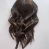 Volumateur capillaire Kate en cheveux chatains européens. Solution en cheveux naturel pour perte de densité, chute de cheveux ou alopécie androgénétique.