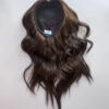 Volumateur capillaire Kate en cheveux chatains européens. Solution en cheveux naturel pour perte de densité, chute de cheveux ou alopécie androgénétique.