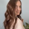 Volumateur capillaire Kate en cheveux chatains européens. Solution en cheveux naturel pour perte de densité, chute de cheveux ou alopécie androgénétique.