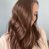 Volumateur capillaire Kate en cheveux chatains européens. Solution en cheveux naturel pour perte de densité, chute de cheveux ou alopécie androgénétique.