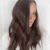 Volumateur capillaire Kate en cheveux chatains européens. Solution en cheveux naturel pour perte de densité, chute de cheveux ou alopécie androgénétique.