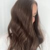 Volumateur capillaire Kate en cheveux chatains européens. Solution en cheveux naturel pour perte de densité, chute de cheveux ou alopécie androgénétique.