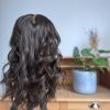 Volumateur capillaire en cheveux naturels châtains foncés. Idéal pour alopécie, cheveux fins ou clairsemés. Solution chute de cheveux.