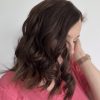Volumateur capillaire en cheveux naturels châtains foncés. Idéal pour alopécie, cheveux fins ou clairsemés. Solution chute de cheveux.