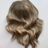 Volumateur capillaire blond clair méchés en cheveux naturels. Solution pour alopécie, chute de cheveux, perte de cheveux, cheveux fins ou clairsemés.