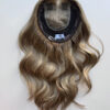 Volumateur capillaire blond clair méchés en cheveux naturels. Solution pour alopécie, chute de cheveux, perte de cheveux, cheveux fins ou clairsemés.