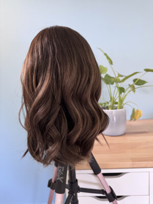 Perruque haut de gamme chatain foncé avec de légères mèches, en cheveux naturels, pour alopécie androgénétique ou chute de cheveux.