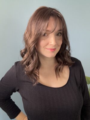 Perruque haut de gamme chatain foncé avec de légères mèches, en cheveux naturels, pour alopécie androgénétique ou chute de cheveux.