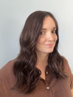 Topper de cabello Katie en cabello natural castaño oscuro