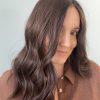 Volumateur capillaire Katie en cheveux naturels chatains foncés