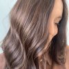 Volumateur capillaire Katie en cheveux naturels chatains foncés