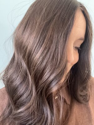 Volumateur capillaire Katie en cheveux naturels chatains foncés