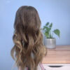 Volumateur capillaire chatain clair cendré au subtil ombré blond. Solution pour chute de cheveux, cheveux fins et clairsemés.