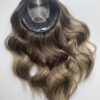 Volumateur capillaire chatain clair cendré au subtil ombré blond. Solution pour chute de cheveux, cheveux fins et clairsemés.