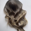 Volumateur capillaire chatain clair cendré au subtil ombré blond. Solution pour chute de cheveux, cheveux fins et clairsemés.