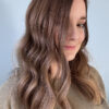 Volumateur capillaire chatain clair cendré au subtil ombré blond. Solution pour chute de cheveux, cheveux fins et clairsemés.
