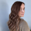 Volumateur capillaire chatain clair cendré au subtil ombré blond. Solution pour chute de cheveux, cheveux fins et clairsemés.