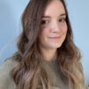 Volumateur capillaire chatain clair cendré au subtil ombré blond. Solution pour chute de cheveux, cheveux fins et clairsemés.