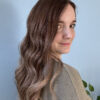 Volumateur capillaire chatain clair cendré au subtil ombré blond. Solution pour chute de cheveux, cheveux fins et clairsemés.