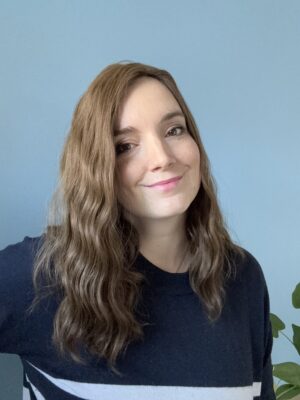 Volumateur capillaire ondulés en cheveux naturels chatains clairs. Idéal pour chute de cheveux. Solution chute de cheveux.