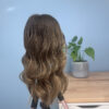Volumateur capillaire chatain clair cendré au subtil ombré blond. Solution pour chute de cheveux, cheveux fins et clairsemés.