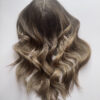 Volumateur capillaire chatain clair cendré au subtil ombré blond. Solution pour chute de cheveux, cheveux fins et clairsemés.
