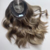 Volumateur capillaire chatain clair cendré au subtil ombré blond. Solution pour chute de cheveux, cheveux fins et clairsemés.