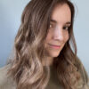 Volumateur capillaire chatain clair cendré au subtil ombré blond. Solution pour chute de cheveux, cheveux fins et clairsemés.