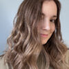 Volumateur capillaire chatain clair cendré au subtil ombré blond. Solution pour chute de cheveux, cheveux fins et clairsemés.